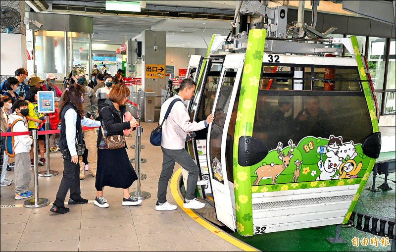 貓纜車廂已完成新彩繪圖案，準備迎接新春遊客。（記者廖振輝攝）