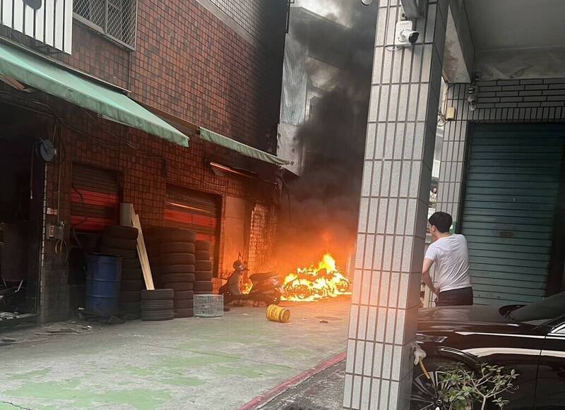 高雄今早發生火燒機車事件,燒毀6台機車和1台電動自行車。 (民眾提供) 高雄今早發生火燒機車事件,燒毀6台機車和1台電動自行車。 (民眾提供)