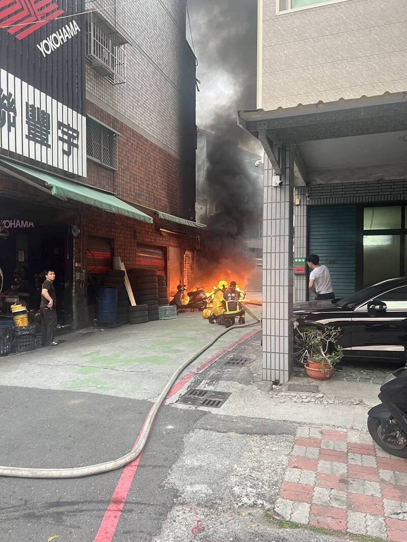 高雄火燒車,消防人員前往滅火,幸無人受傷。 (民眾提供) 高雄火燒車,消防人員前往滅火,幸無人受傷。 (民眾提供)