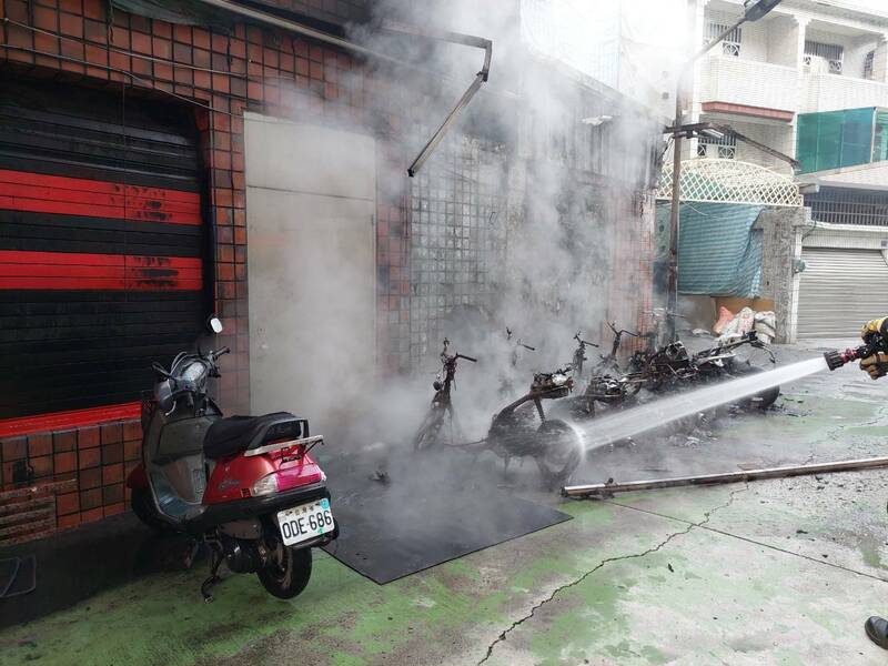 6台機車和1台電動自行車被燒到只剩骨架。 (民眾提供) 6台機車和1台電動自行車被燒到只剩骨架。 (民眾提供)