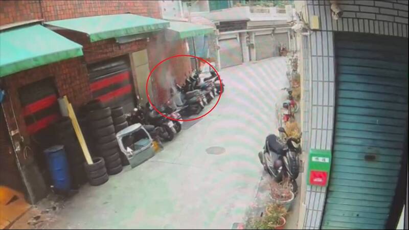監視器畫面發現,1台老舊機車的車頭處突然冒煙,不久即起火燃燒。(民眾提供) 監視器畫面發現,1台老舊機車的車頭處突然冒煙,不久即起火燃燒。(民眾提供)