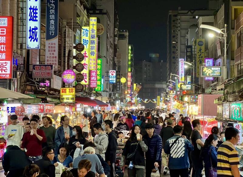 演唱會經濟提前發威，昨晚高雄夜市湧入大批人潮。（高市府提供）