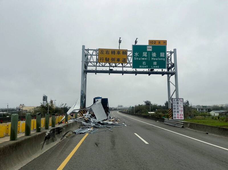 苗栗縣後龍鎮台61線西濱快速道路北上103.9公里處，今（3）日上午7點發生大貨車衝撞護欄事故，車上載運的輕鋼架散落路面。（警方提供）