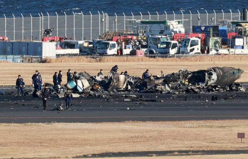 日本东京羽田机场1月2日发生日本航空客机与海上保安厅飞机相撞事故，造成海保机上5死1重伤。（欧新社）(photo:LTN)