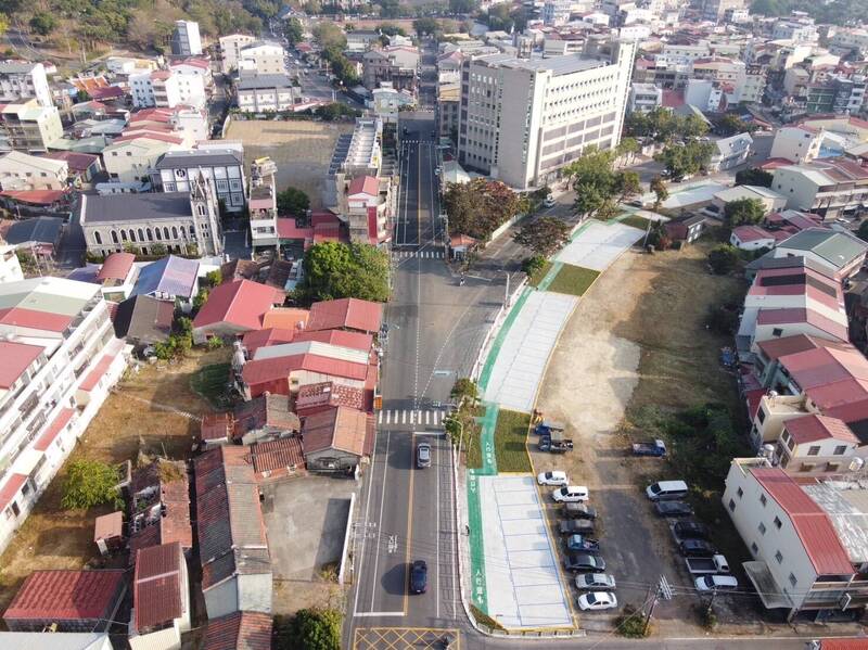 鄰近旗山老街的旗南一路與永平街口，新設路邊型停車場。（高雄市交通局提供）