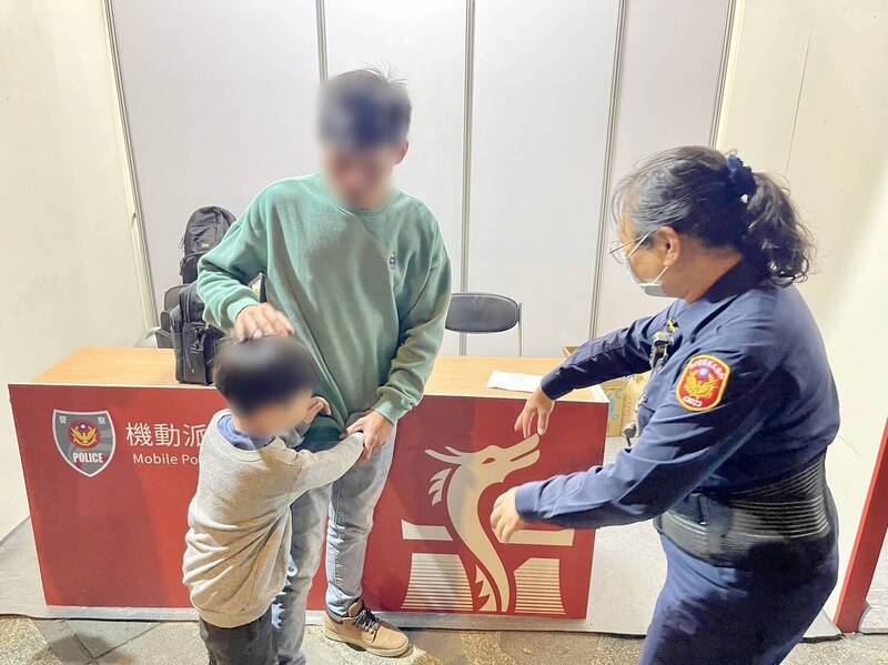 台南警方協助在台灣燈會走失的幼童與家屬重逢。（圖：警方提供）