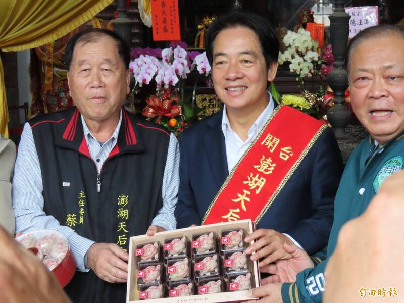 President-Elect Lai Qingde Visits Penghu temples and Becomes Spokesperson for the Penghu Lantern Festival