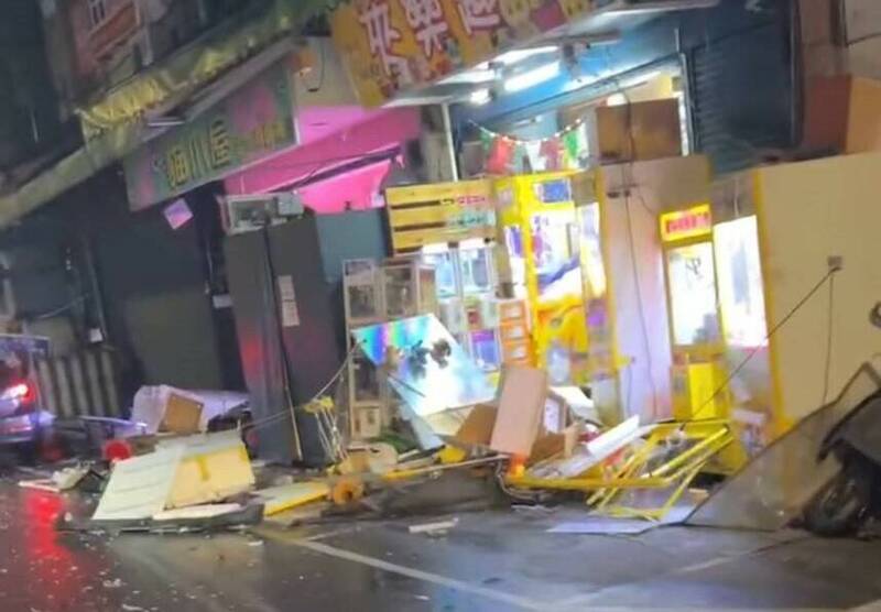 37歲鄒男酒駕遇警攔檢拒停，失控撞進桃園夜市，波及夾娃娃機店家、路邊停放機車，多台機台被撞爛。（擷取自臉書社團桃園爆報）