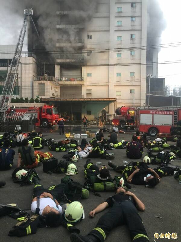 敬鵬工業平鎮三廠2018年發生惡火釀成6勇消殉職、2移工死亡，消防員連夜救火、體力耗盡累癱倒在地休息。（資料照）