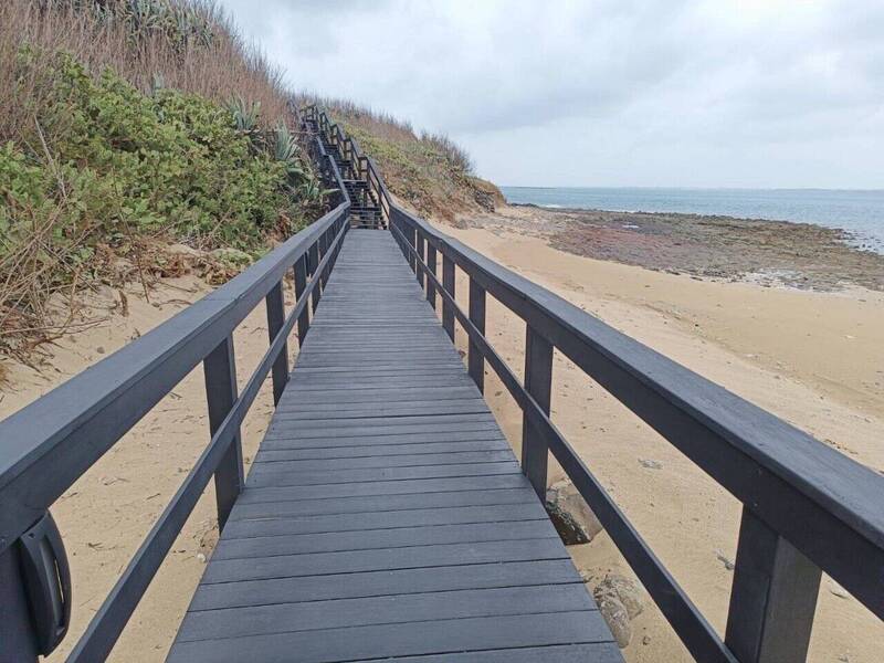 澎湖縣政府旅遊處緊急發包，修復木棧道。（圖由澎湖縣政府旅遊處提供）