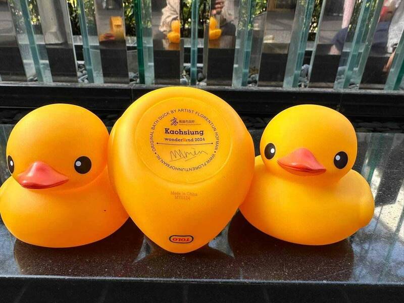 [新聞] 印高市府字樣的黃色小鴨玩偶竟是中國製 觀光局：授權商做的