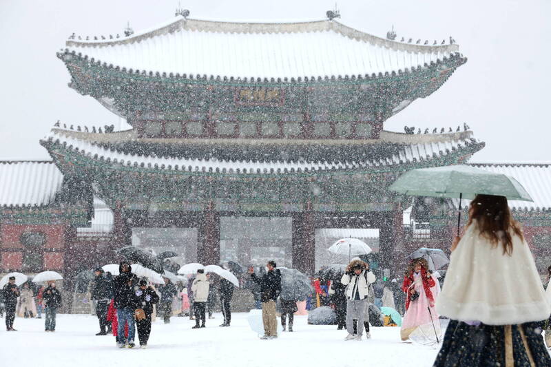 韩国从5日早上起，各地出现降雪跟降雨的情况。（欧新社）(photo:LTN)