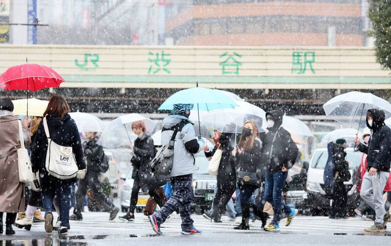 日本受到低氣壓影響，關東地區降下大雪，降雪主要集中於關東地區北部山區累積，東京都區部等平地也略有積雪。（歐新社）