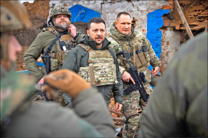 乌克兰总统泽伦斯基4日赴乌南前线札波罗热州罗博蒂村视察。（法新社）(photo:LTN)