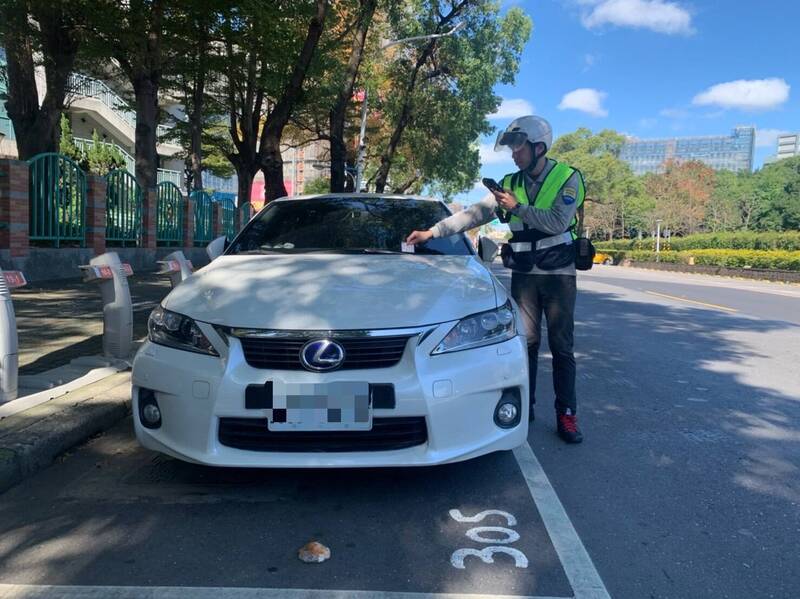 新北市交通局停車營運科長許芫綺表示，新北市路邊收費停車格將於除夕（9日）、初一（10日）兩天暫停收費，其餘春節連假期間則僅商圈、老街及觀光風景區維持收費管理。（新北市交通局提供）