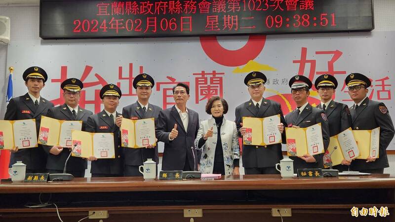 宜蘭縣消防局去年下半年，搶救OHCA患者，成功救回8人重獲新生；縣長林姿妙頒獎表揚相關同仁。（記者游明金攝）