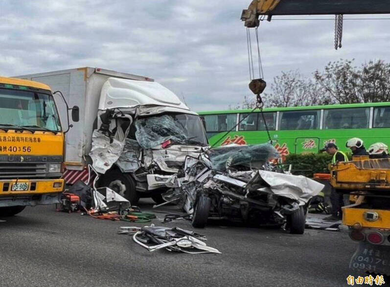 國道1號彰化段5日中午發生7車連環撞的重大車禍，造成一死一傷慘劇，沒想到還有案外案，貨車駕駛肇事後竟找人冒名頂替。（資料照）