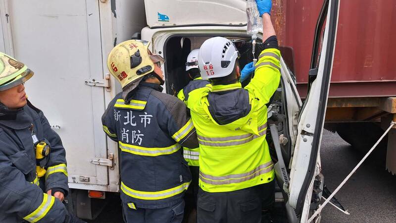 消防隊員破壞車頭，救出受困司機。（記者吳昇儒翻攝）