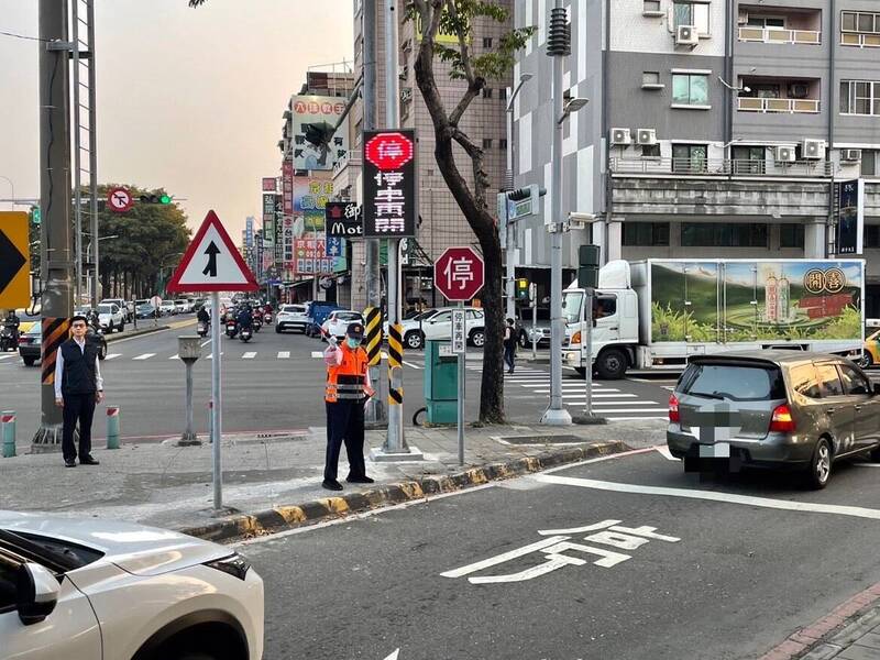 高市武營路右轉三多一路為易肇事路口，市警局交大大隊長黃元民（左）實地現勘。（記者陳文嬋攝）