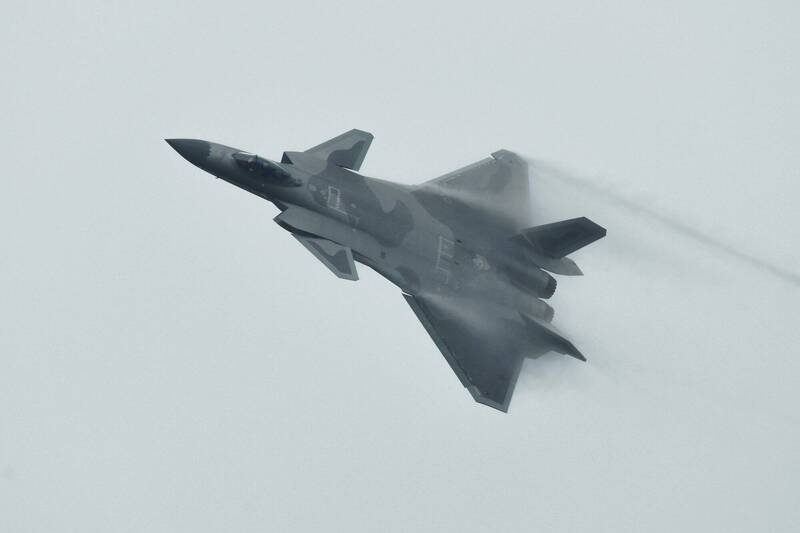 中國空軍聲稱殲-20飛行員多次與外國軍機較量，一直占據主動態勢，遭自家網友吐槽。殲-20示意圖。（美聯社）