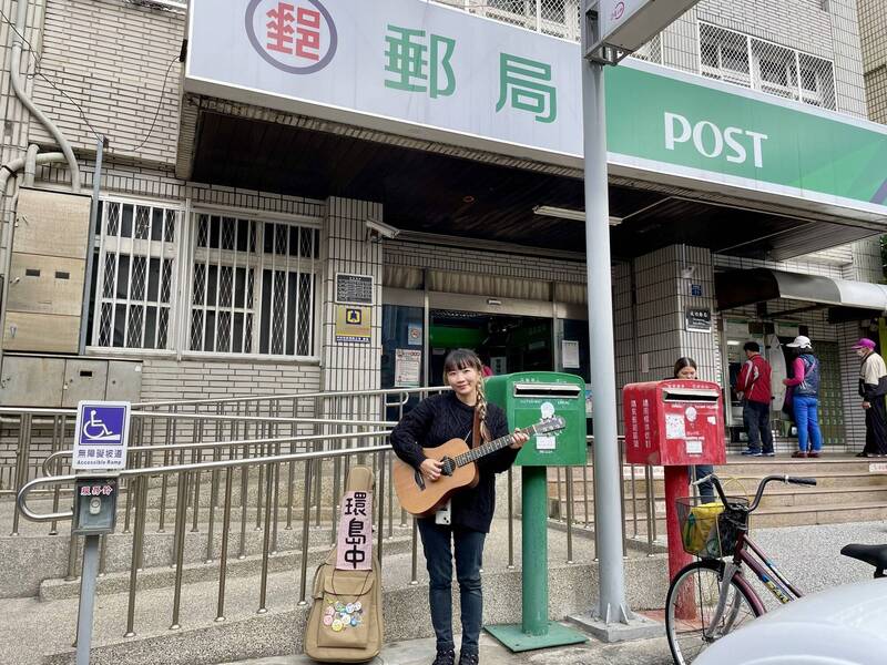 高雄女孩王立言今天上午特地前往台東成功鎮郵局獻唱，並致贈個人CD，感謝郵局人員去年協助補貼明信片郵票。（王立言提供）