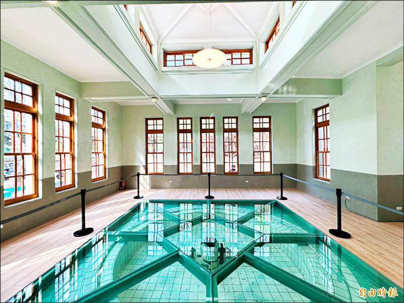 修復完成的中山大學「360藝文空間」，重現1935年創建初期的日治時期溫浴池，玻璃地面下為當時的圓形浴池，上頭的挑高空間有散熱氣窗。（記者許麗娟攝）