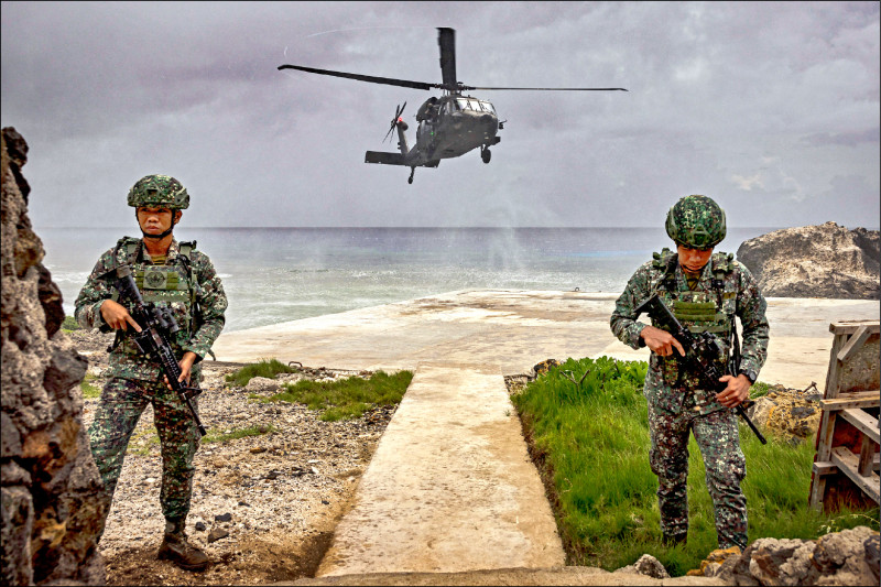 菲律宾计画加强菲国最北端、最靠近台湾的巴丹群岛省的军事部署和基础建设。图为驻守在巴丹群岛省雅米岛（Mavulis island）的菲国部队。雅米岛距离台湾仅约141公里，可能被列入菲国和美国年度「肩并肩」大型联合演习区域之一。（欧新社档案照）(photo:LTN)
