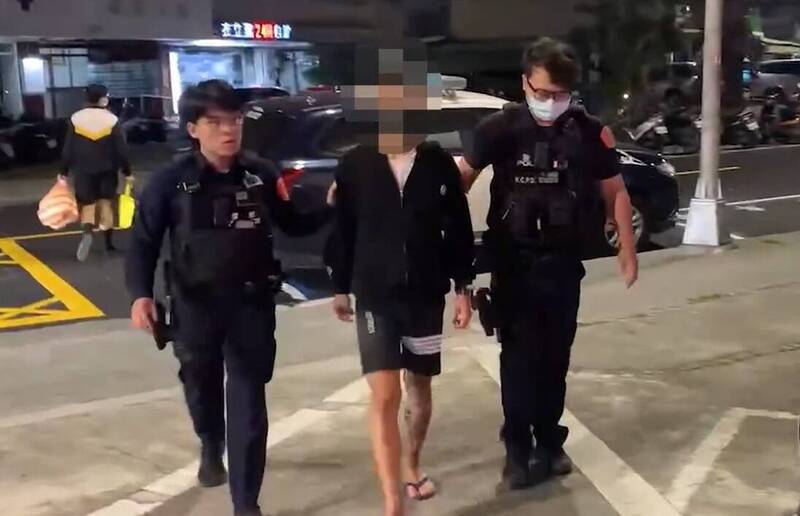 警方將少年（中）依違反社會秩序維護法移送裁處。（讀者提供）