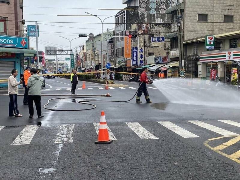 台南市六甲菜市場附近路面，今日上午出現地面冒泡及隆起，散發出陣陣瓦斯味，警消獲報馳扺現場封鎖灑水。（台南市警局提供）