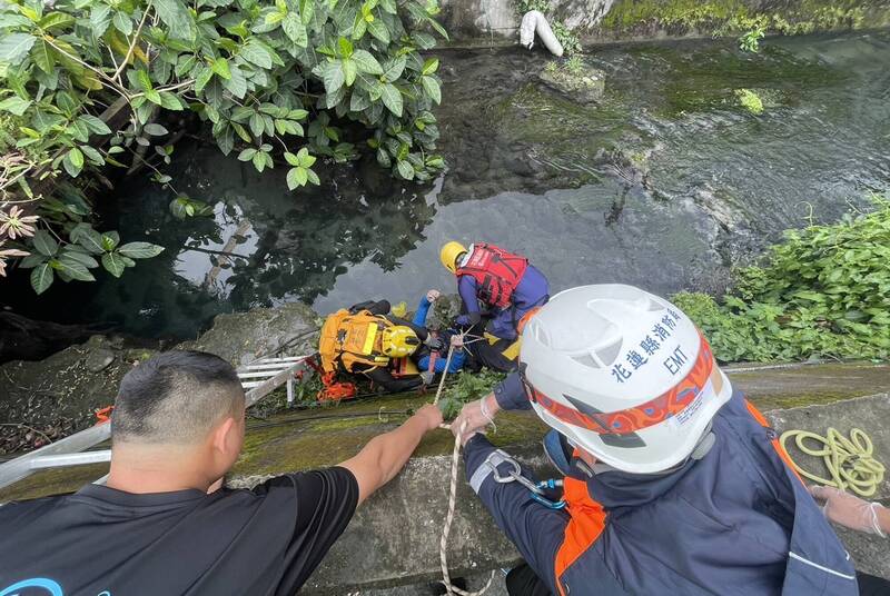 花蓮縣潘姓男子，疑因酒後尿急上廁所跌落排水溝內死亡。（花蓮縣消防局三大隊提供）