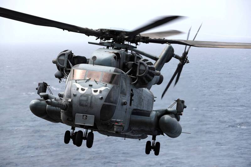美軍一架CH-53E「超級種馬」直升機近日墜毀於加州聖地牙哥山區，機上全員罹難。圖為同型機，非失事直升機。（路透檔案照）