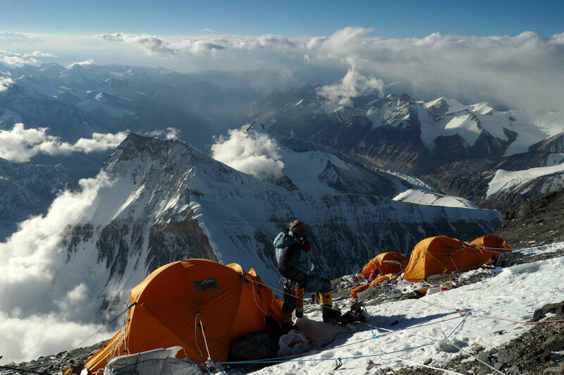 登山者經年累月遺留下來的糞便成為聖母峰的環境問題。當地政府規定，往後登山者必須攜帶糞便袋，處理自身造成的排泄物。登山示意圖。（法新社資料照）