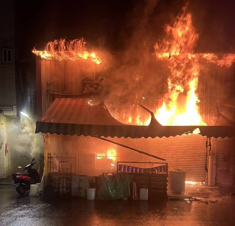 東區知名麵店阿文小麵店今天除夕凌晨傳出火警，整間店面瞬間陷入火海。（消防局提供）