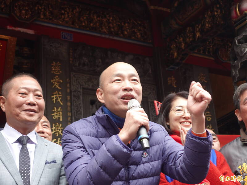 韓國瑜（圖中）強調看到「風調雨順，國泰民安」非常感慨，他覺得自己肩膀上責任愈來愈大。（記者張瑞楨攝）