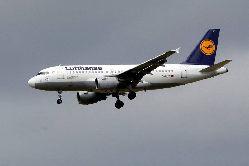 汉莎航空从泰国曼谷飞德国的班机，传出63岁男乘客在飞行途中口鼻喷血死亡。汉莎航空客机示意图。（路透）(photo:LTN)