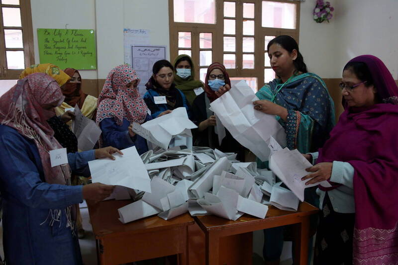 投票结束的的9个小时后，部分选区的开票率才勉强达到10%，一些投票所的开票结果甚至延迟了24小时，政府不得不下令限期交出选票，PTI在部分选区一夜之间逆转。（欧新社）(photo:LTN)