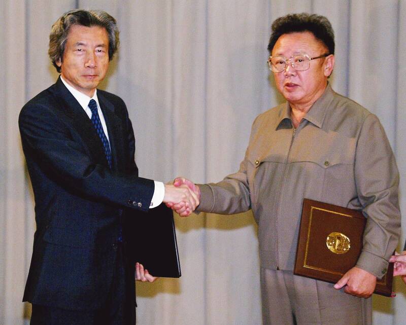 2002年9月17日，日本时任首相小泉纯一郎（左）飞至平壤与时任北韩领导人金正日（右）会谈，北韩承认曾绑架13位日本国民。（法新社）(photo:LTN)
