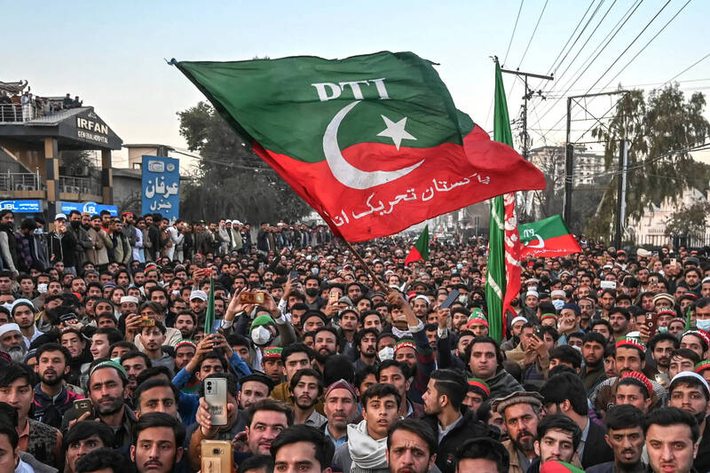 巴基斯坦正义运动党（PTI）的支持者週五聚集在白沙瓦。（法新社）(photo:LTN)