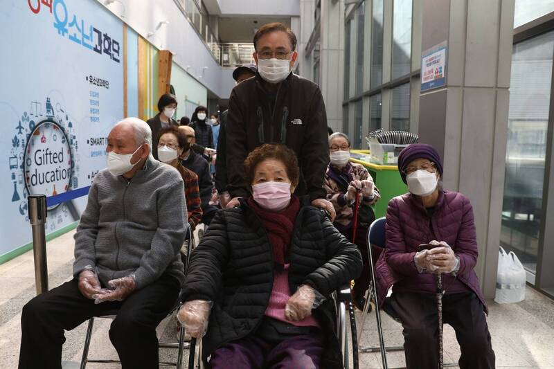 南韩陷入低出生率和人口老化的严重问题，专家唿吁将「老人」年龄认定从65岁提高到70岁。南韩老人示意图。（欧新社）(photo:LTN)
