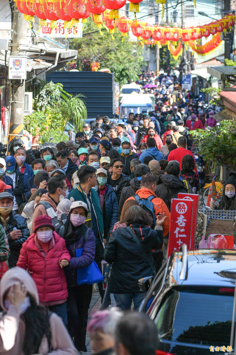 蔡英文総統は台北市の官渡宮に赴き、線香を供養し、福袋を配り、人々は非常に熱心で、行列は500メートル以上あったと推定されています。 (写真:Wang Wenlin記者)