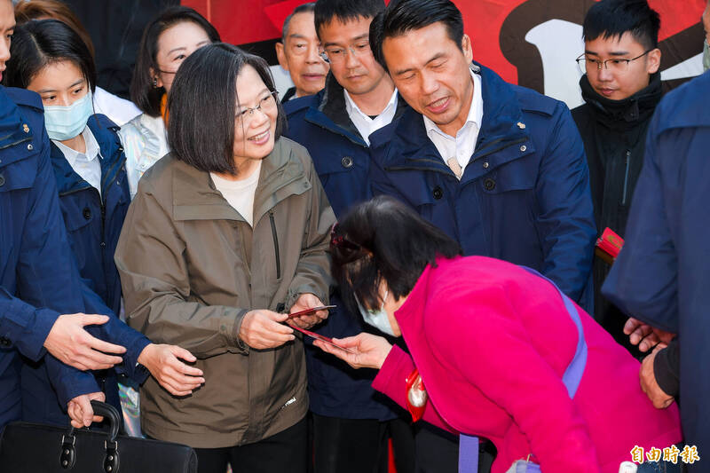 蔡英文総統は台北市の官渡宮を訪れ、線香を供養し、祝福袋を配り、人々を集めました。 (写真:Wang Wenlin記者)