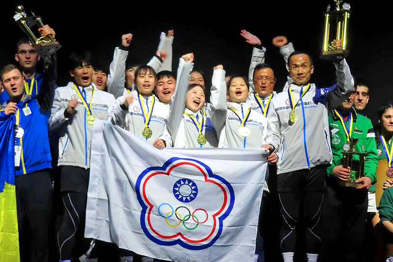 
Members of Taiwan’s mixed team cheer after winning the gold medal in the under-23 560kg division at the TWIF World Indoor Championships in Helsingborg, Sweden, on Saturday. 
Photo courtesy of Taiwan’s Tug of War Association