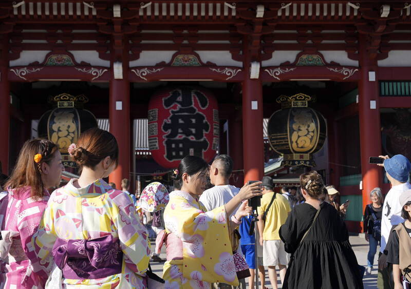 有網友透露過年放年假到日本玩,卻發現台灣人比日本人還多,根本沒有出國的感覺。(歐新社) 有網友透露過年放年假到日本玩,卻發現台灣人比日本人還多,根本沒有出國的感覺。(歐新社)
