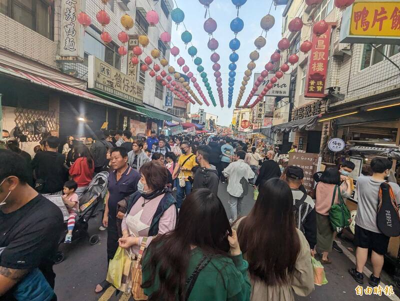 旗山老街過年期間吸引大批遊客，攤商喜賺新年財。（記者黃佳琳攝）