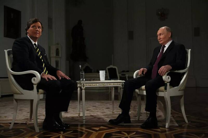 俄罗斯总统普廷（右）日接受美国保守派媒体人卡尔森（左）专访。（路透）(photo:LTN)