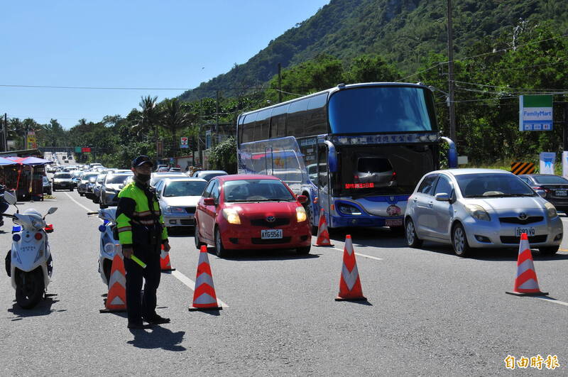 蘇花路廊北上車流預估明天早上10點起塞車高峰，公路局將試辦內側大客車優先道給高乘載車輛使用。（記者花孟璟攝）