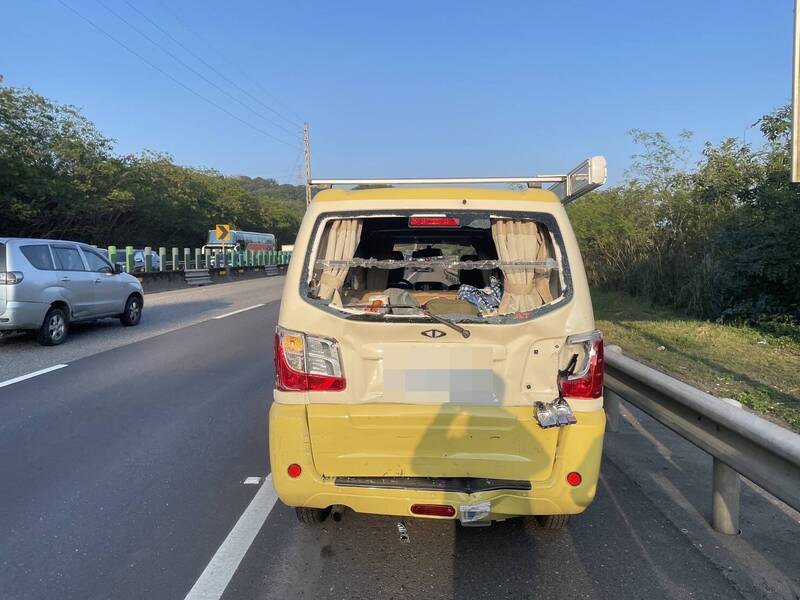 未保持安全車距釀災 萬瑞快速道路2小貨車追撞 - 社會 - 自由時報電子報