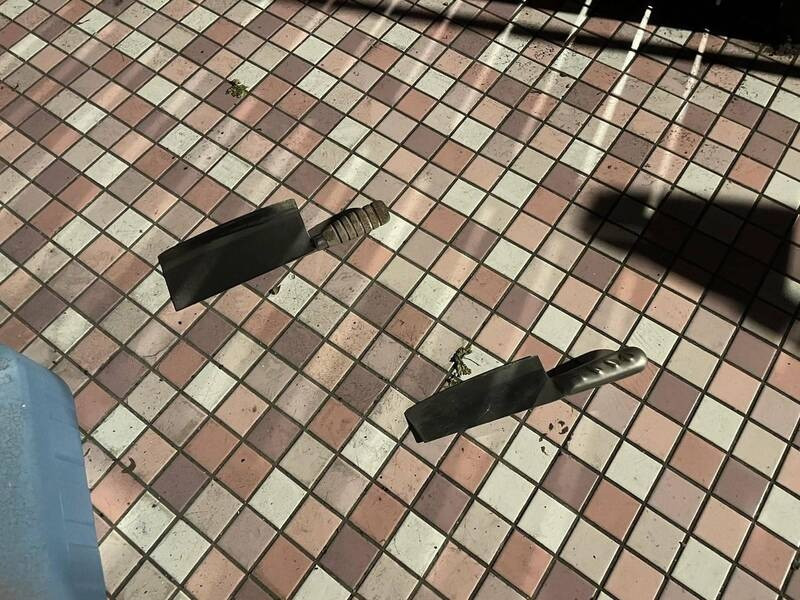許男持兩把菜刀在瑞芳火車站前閒晃，警方迅速逮人查扣。（記者吳昇儒翻攝）