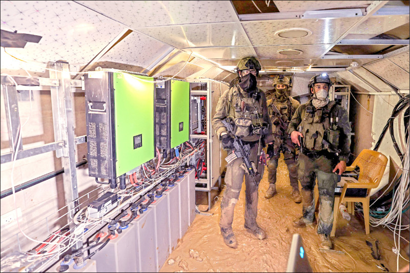 以色列軍方宣稱發現一條700公尺長的地道,其中一部分位於聯合國近東巴勒斯坦難民救濟工作署(UNRWA)的加薩市總部下方,且其電力基礎設施與UNRWA總部相通,成為巴勒斯坦武裝團體「哈瑪斯」利用聯合國駐加薩機構的新證據。(法新社) 以色列軍方宣稱發現一條700公尺長的地道,其中一部分位於聯合國近東巴勒斯坦難民救濟工作署(UNRWA)的加薩市總部下方,且其電力基礎設施與UNRWA總部相通,成為巴勒斯坦武裝團體「哈瑪斯」利用聯合國駐加薩機構的新證據。(法新社)