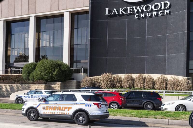 美国德州湖木教会教堂11日进行大型礼拜前，有个身穿风衣的女子持长枪扫射酿成2伤，2名休假警察掏枪将女嫌击毙。（美联社）(photo:LTN)